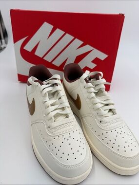 Nike Men’s Cream & Brown Low-Top Sneakers with Gold Swoosh